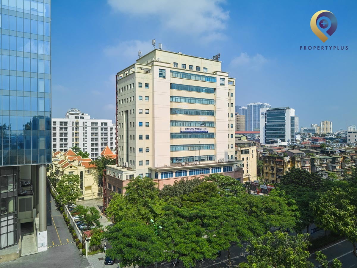 Góc nhìn khác của tòa nhà 14 Láng Hạ, thể hiện sự hài hòa với cảnh quan xung quanh tại Hà Nội. - hình ảnh từ Property Plus